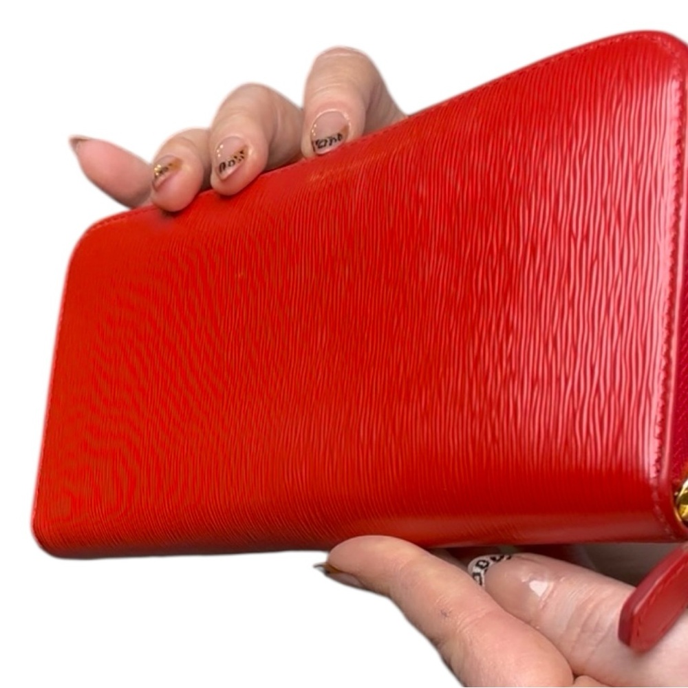 Prada zip-around continental wallet in Vitello Move leather in red (Lacca) - Picture 7 of 14
